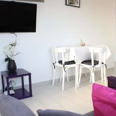 Schones In Mit Terrasse Und Neben Dem Apartment Promajna