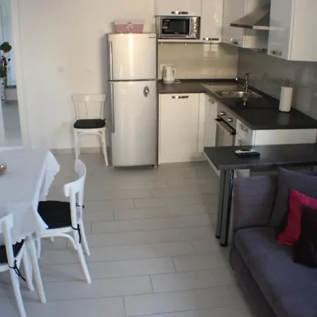 Schones In Mit Terrasse Und Neben Dem Apartment *
