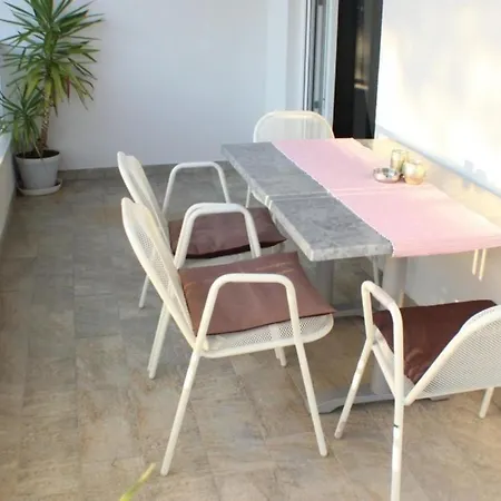 Schones In Mit Terrasse Und Neben Dem Apartment *
