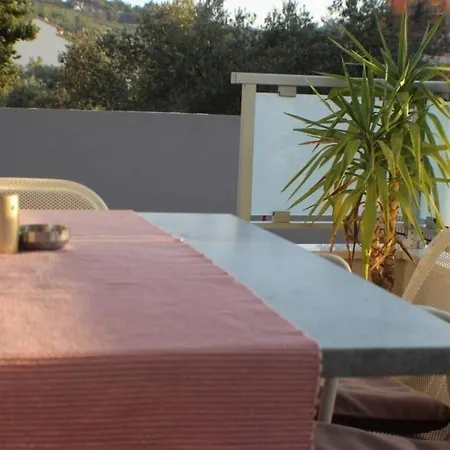 Schones In Mit Terrasse Und Neben Dem Apartment *